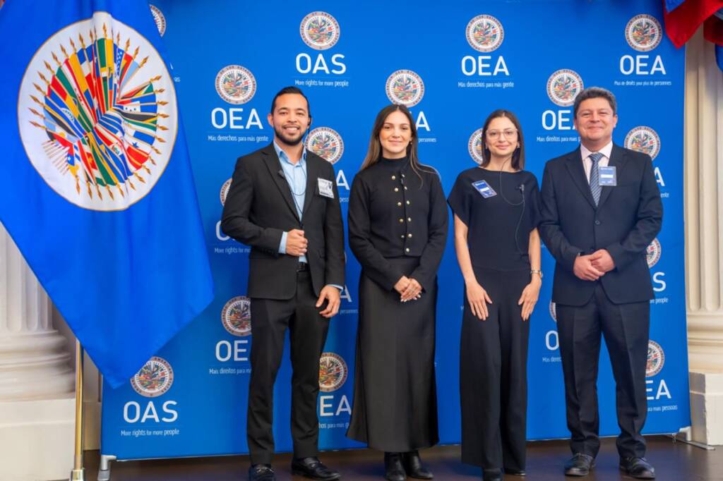 Dr. Sergio Madrazo con líderes de Academia de Reyes Rejobot durante el evento de la OEA sobre gobernanza territorial y democracia local.