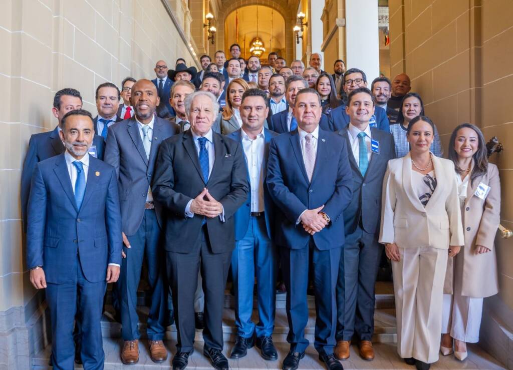 Dr. Sergio Madrazo junto a líderes de 18 países en la foto oficial del Diálogo Hemisférico de Gobiernos Subnacionales en la OEA.